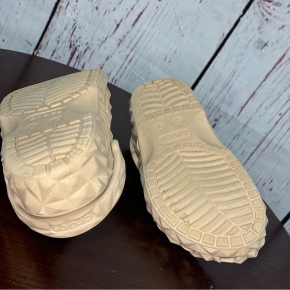 CROCS GEOMETRIC CLOG SHIITAKE nude/flesh color unisex style women’s size 7 GUC - Picture 5 of 16